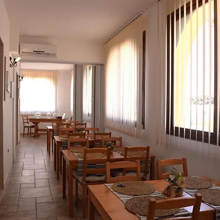 Oda ve Kahvaltı Le Mimose 3*